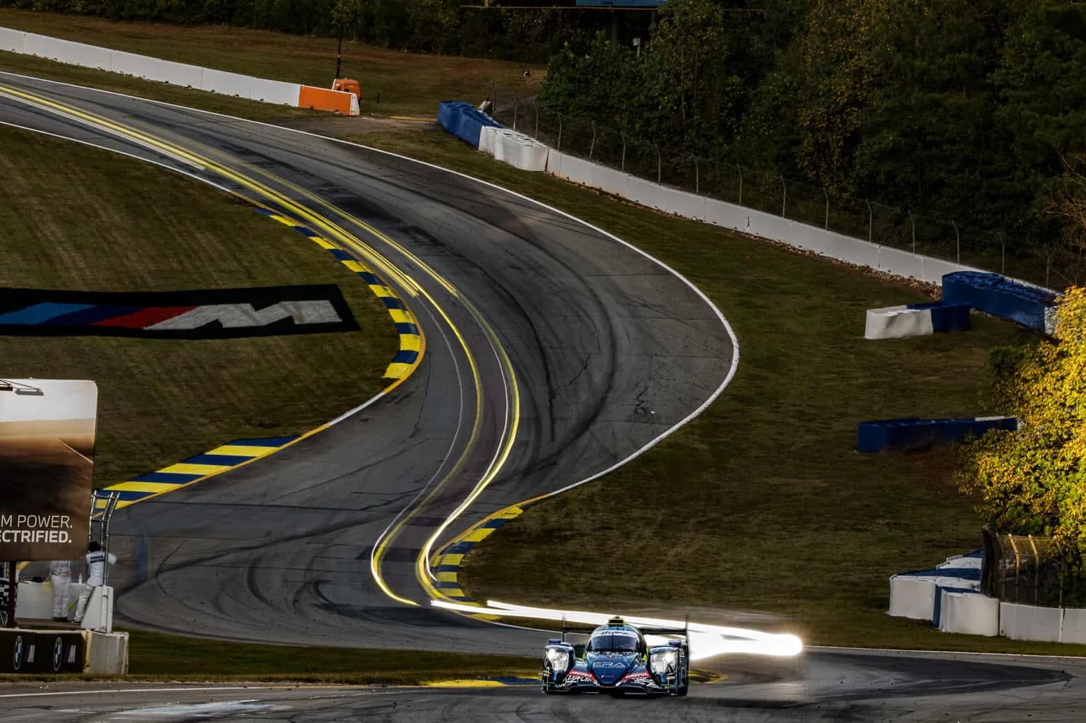 Valonsäde - Pitkän valotusajan valokuva Petit Le Mans -kilpailusta (IMSA). LMP2-luokan prototyyppiauto.